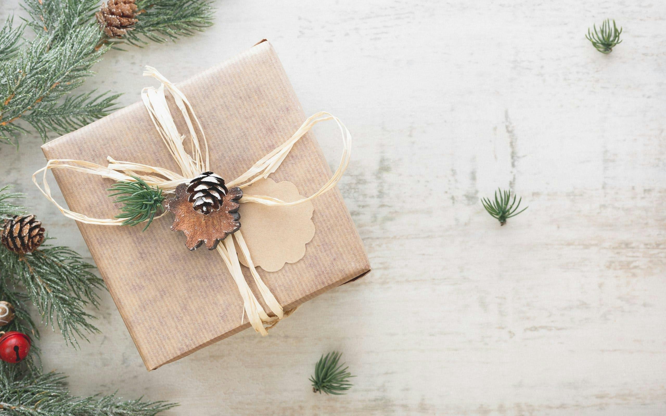 Julekalender pakket inn hjemmelaget julekalender